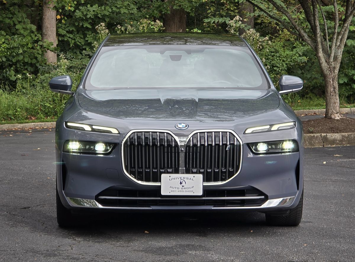Used 2024 BMW i7 xDrive60 AWD/4WD image 9