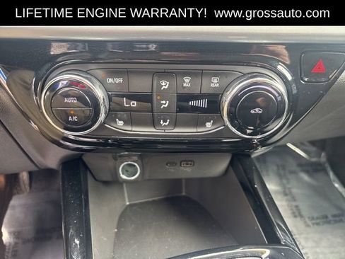 Used 2025 Chevrolet Trax LT w/ LT Convenience Package FWD image 17
