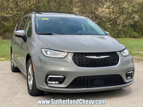 Used 2023 Chrysler Pacifica Limited image 9