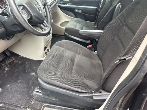 Used 2020 Dodge Grand Caravan SE w/ UConnect Hands-Free Group image 9