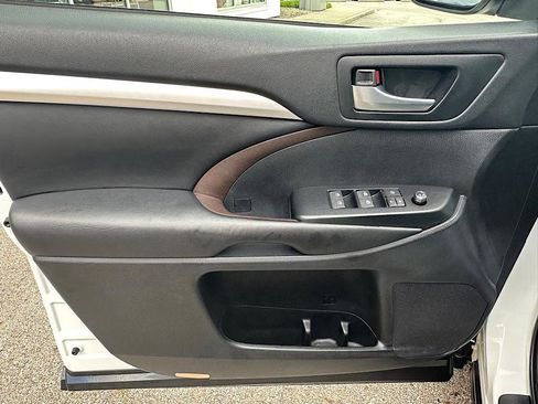 Certified 2019 Toyota Highlander XLE AWD/4WD image 14