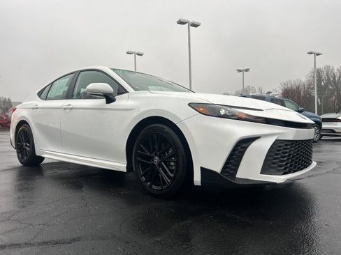 Used 2025 Toyota Camry SE image 3