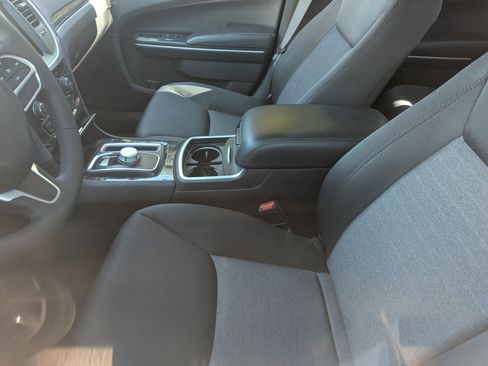 Used 2022 Chrysler 300 Touring image 9