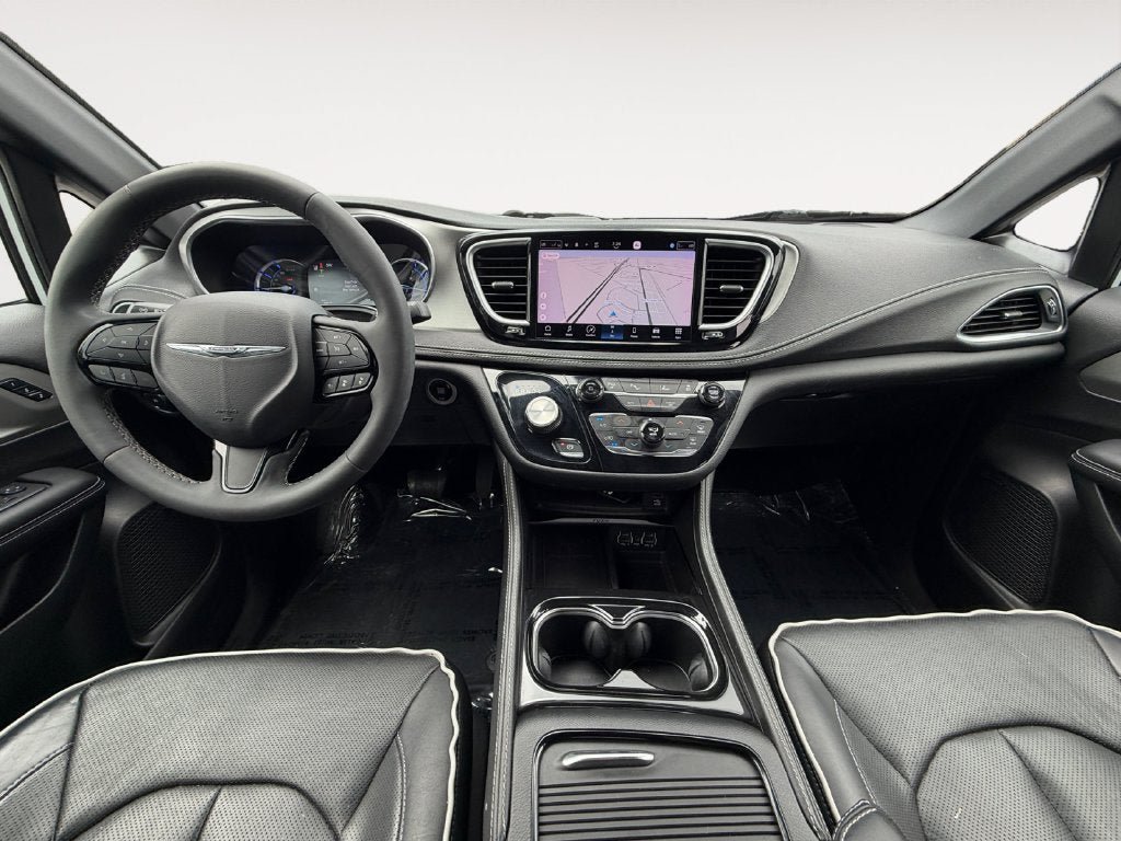 Used 2023 Chrysler Pacifica Limited w/ Uconnect Theater Family Group FWD image 11