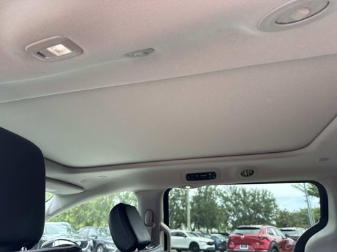 Used 2023 Chrysler Pacifica Limited FWD image 17