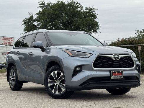 Used 2023 Toyota Highlander XLE FWD image 2