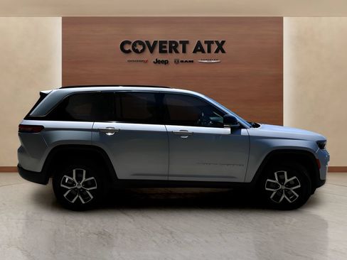Used 2025 Jeep Grand Cherokee Limited RWD image 6