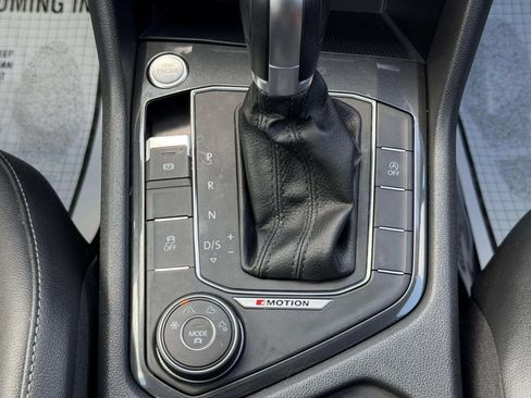 Used 2018 Volkswagen Tiguan SE AWD/4WD image 28