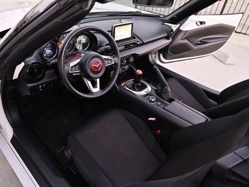 Used 2017 MAZDA MX-5 Miata Club image 10