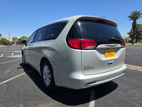 Used 2017 Chrysler Pacifica Touring w/ Tire & Wheel Group FWD image 10