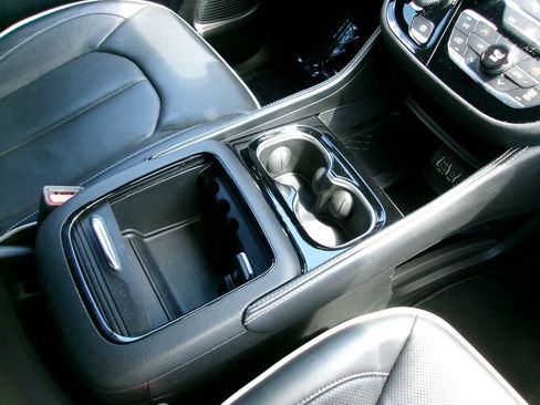 Certified 2025 Chrysler Pacifica Limited FWD image 15