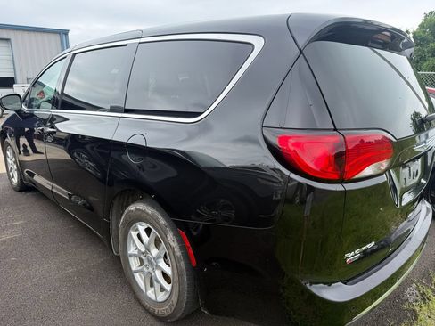 Used 2020 Chrysler Pacifica Touring w/ Cold Weather Group FWD image 8