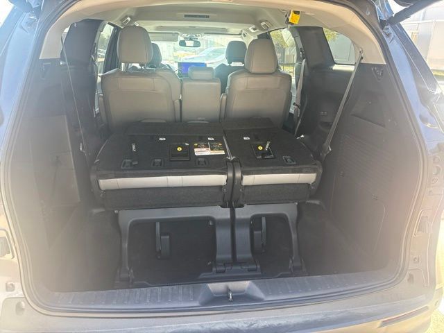 Certified 2025 Toyota Sienna XLE FWD image 7