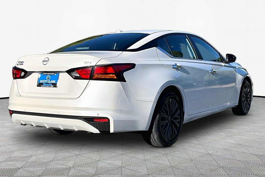 Used 2024 Nissan Altima 2.5 SV FWD image 6
