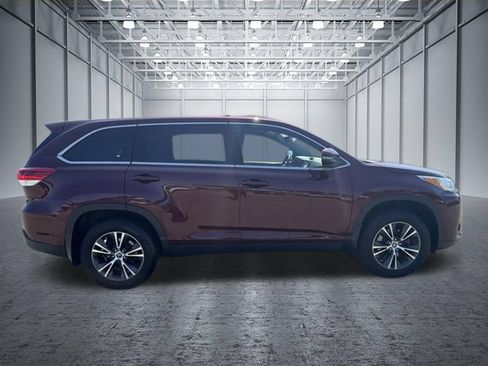 Used 2019 Toyota Highlander LE AWD/4WD image 14