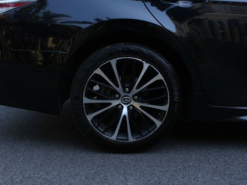 Used 2018 Toyota Camry SE w/ Moonroof Package FWD image 5
