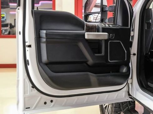 Used 2019 Ford F250 Lariat w/ Lariat Value Package image 41