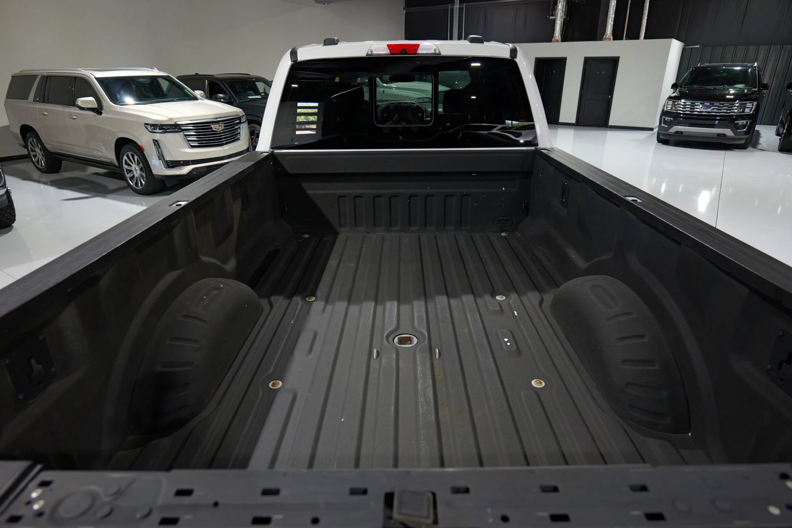 Used 2022 Ford F350 Platinum w/ FX4 Off-Road Package AWD/4WD image 17