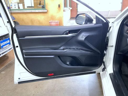 Used 2024 Toyota Camry SE image 9