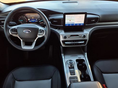 Used 2022 Ford Explorer XLT w/ Equipment Group 202A image 12