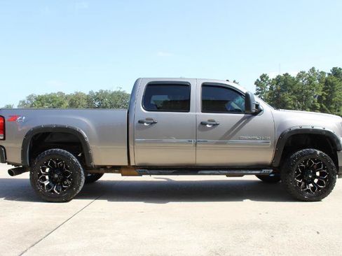 Used 2013 GMC Sierra 2500 Denali w/ Suspension Package, Off-Road AWD/4WD image 19