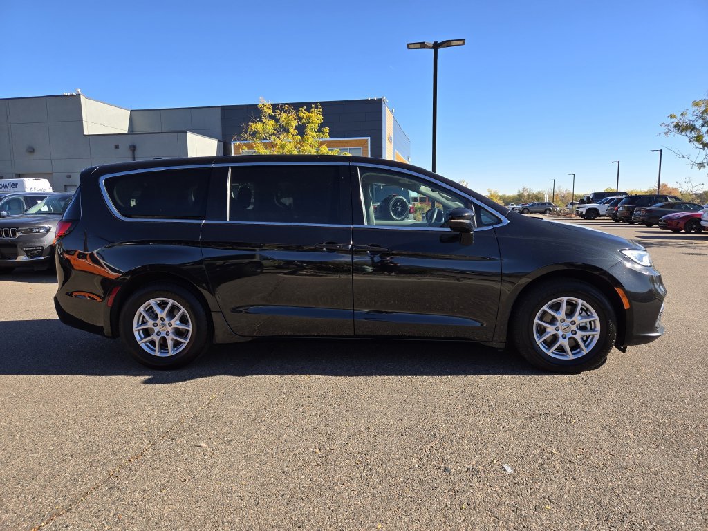 Used 2024 Chrysler Pacifica Touring-L FWD image 4