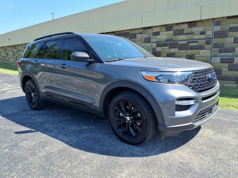 Used 2021 Ford Explorer XLT w/ Equipment Group 202A AWD/4WD image 1