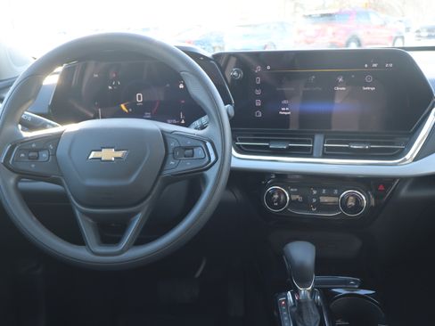 Used 2025 Chevrolet Trax LT w/ LPO, Blackout Package image 14