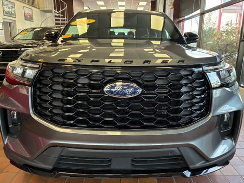 Used 2025 Ford Explorer ST-Line w/ ST-Line Street Pack AWD/4WD image 45