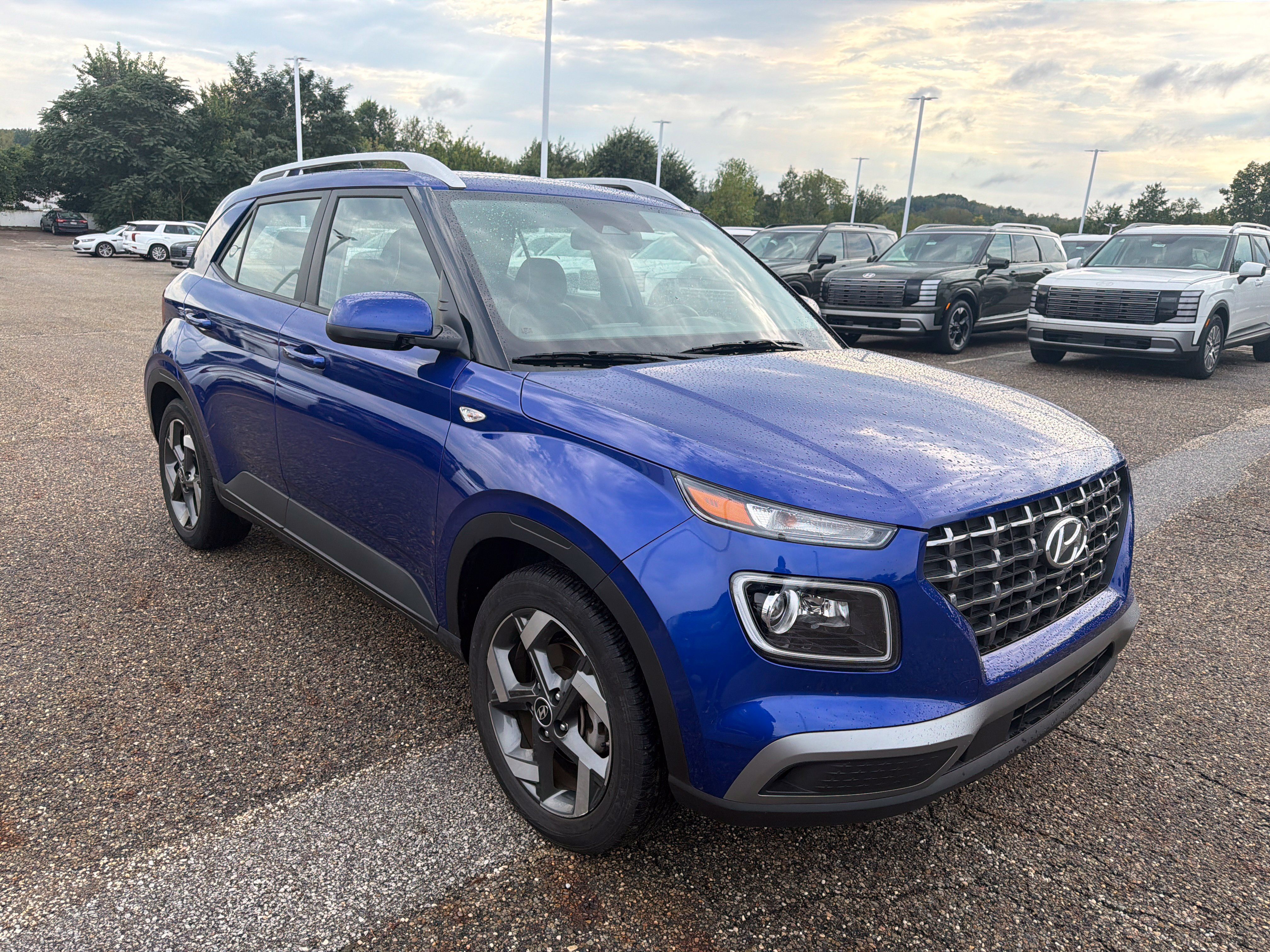 Certified 2023 Hyundai Venue Limited FWD image 3