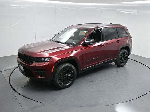 Used 2024 Jeep Grand Cherokee Altitude image 39