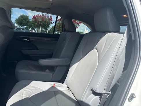 Used 2020 Toyota Highlander Limited FWD image 6