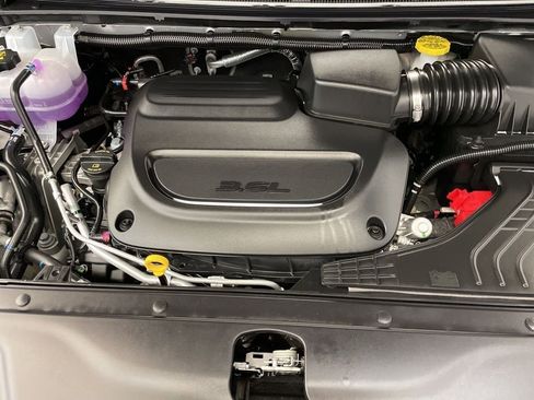 New 2026 Chrysler Pacifica Limited w/ Uconnect Theater Family Group image 21