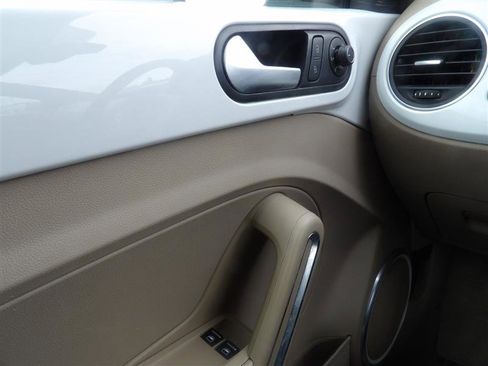 Used 2016 Volkswagen Beetle SE image 21