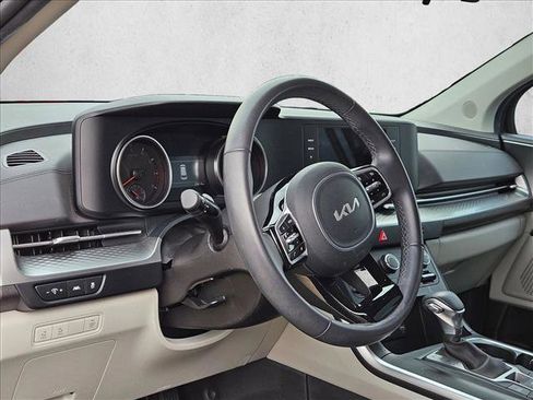 Used 2024 Kia Carnival LX image 10