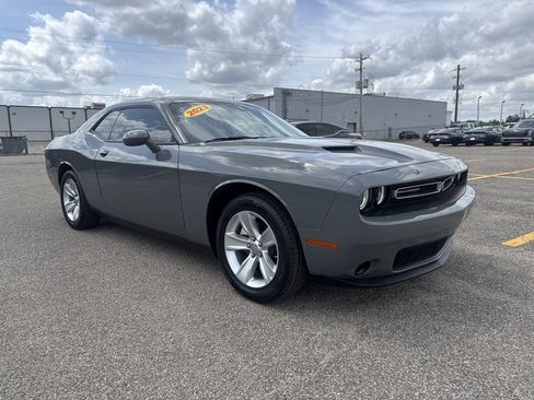 Used 2023 Dodge Challenger SXT image 4