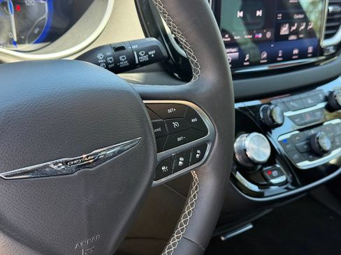 Used 2025 Chrysler Pacifica Select FWD image 12