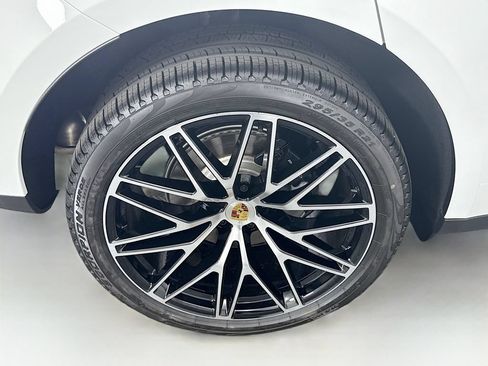 Used 2026 Porsche Macan AWD/4WD image 34