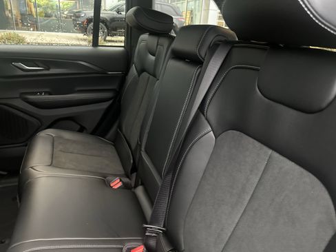 New 2025 Jeep Grand Cherokee Altitude image 19