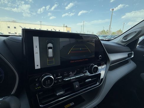 Used 2023 Toyota Highlander Limited image 12