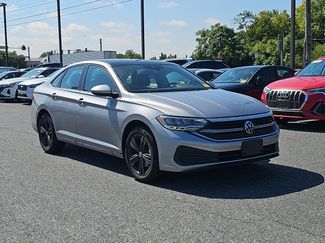 Used 2024 Volkswagen Jetta SE image 1