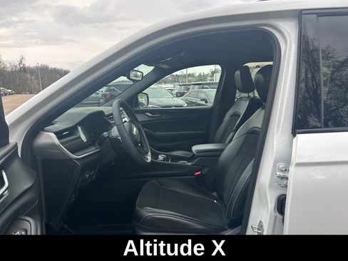 Used 2024 Jeep Grand Cherokee L Altitude image 10