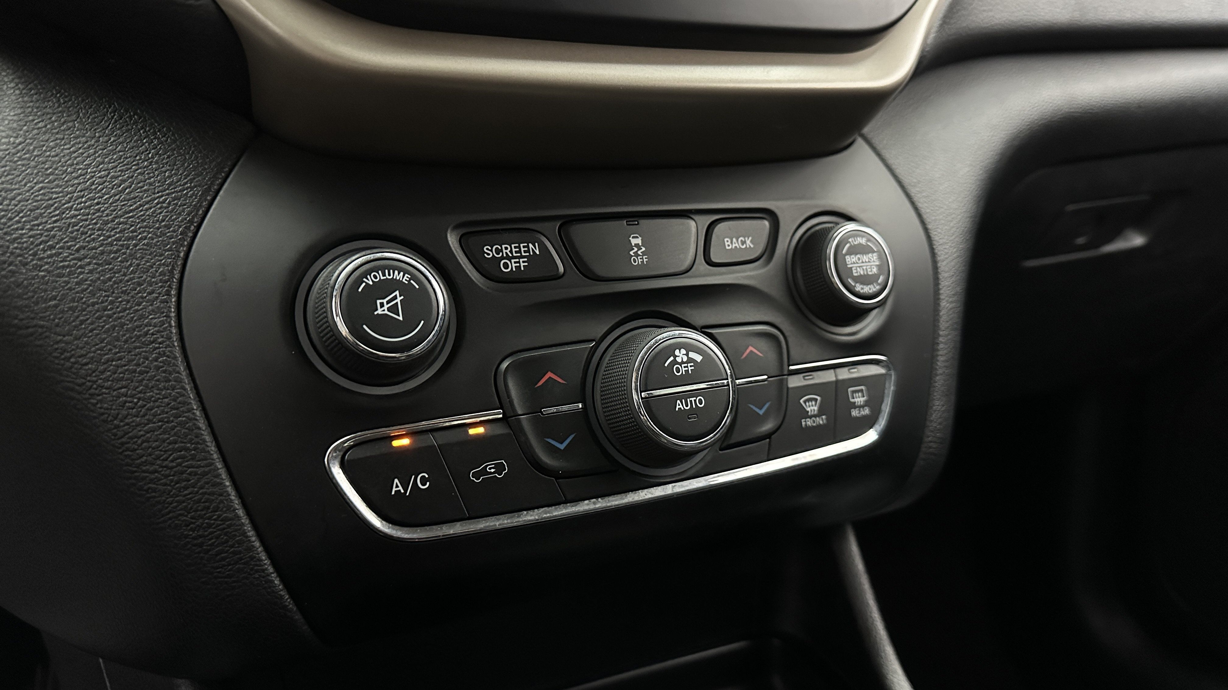 Used 2017 Jeep Cherokee Limited FWD image 19