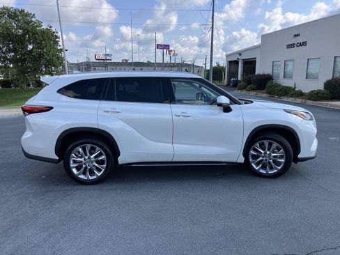 Used 2023 Toyota Highlander Limited FWD image 6