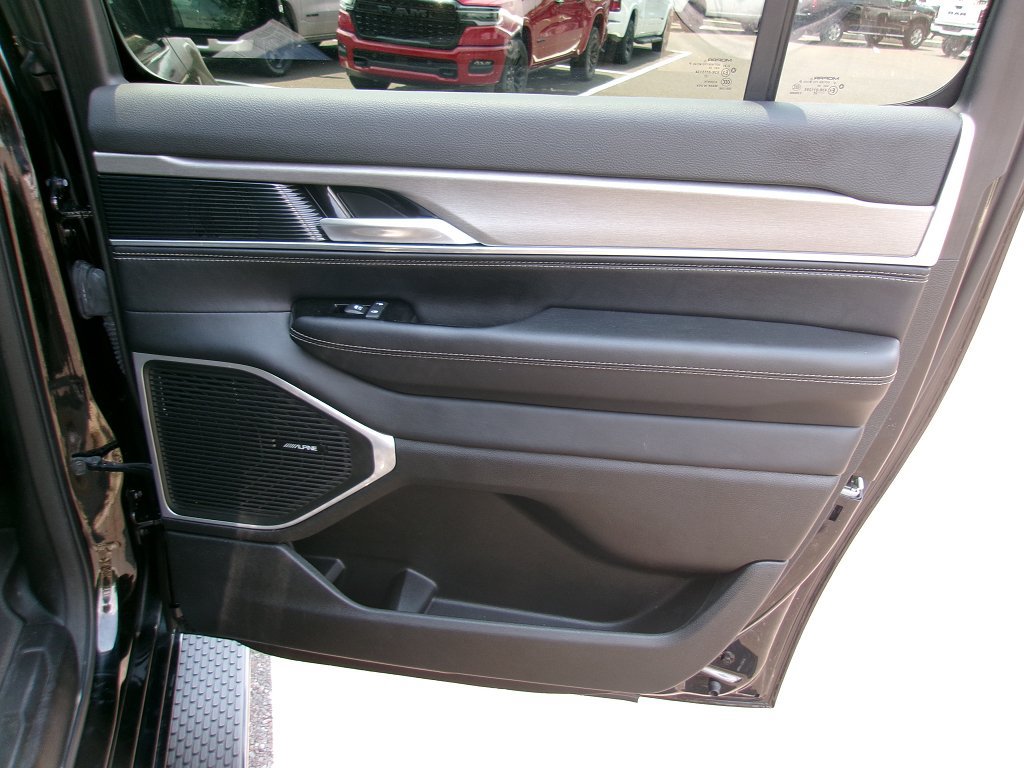 Used 2024 Jeep Wagoneer L Series II AWD/4WD image 9