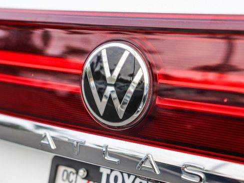 Used 2024 Volkswagen Atlas Cross Sport SE FWD image 24