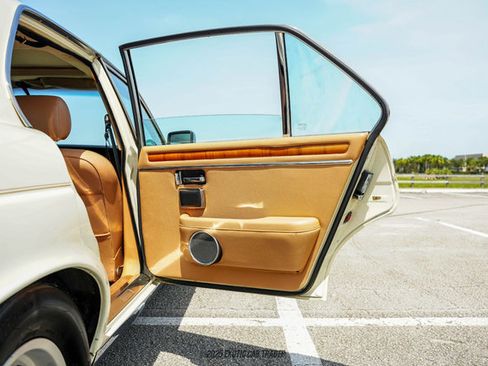 Used 1987 Jaguar XJ6 RWD image 33