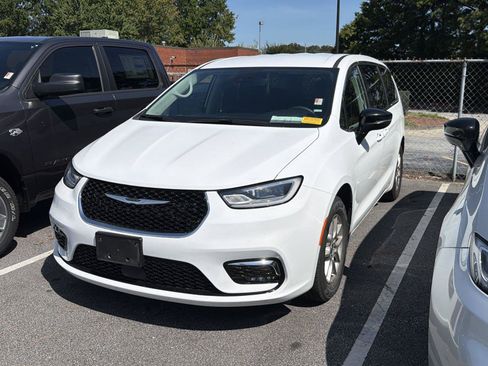 Used 2024 Chrysler Pacifica Touring-L FWD image 1