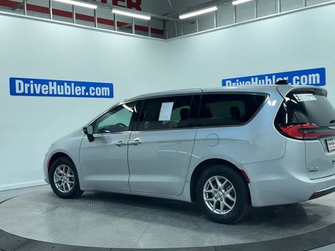 Used 2024 Chrysler Pacifica Touring-L image 9