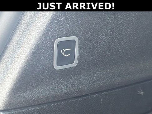 Used 2019 Chrysler Pacifica Limited w/ Advanced Safetytec Group FWD image 9